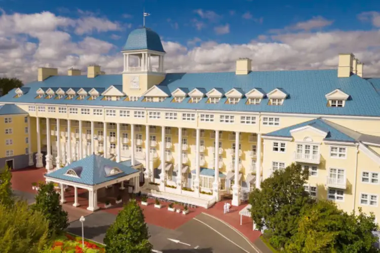 vista aerea del hotel newport bay club en disneyland paris