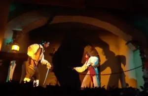 Piratas luchando con espadas en atracción de Disneyland Paris
